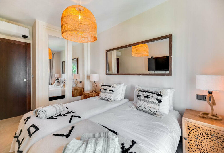 FOR SALE 🏡 Renovated Frontline Beach Townhouse with Private Garden and Jacuzzi – Las Chapas, Marbella East 🇪🇸