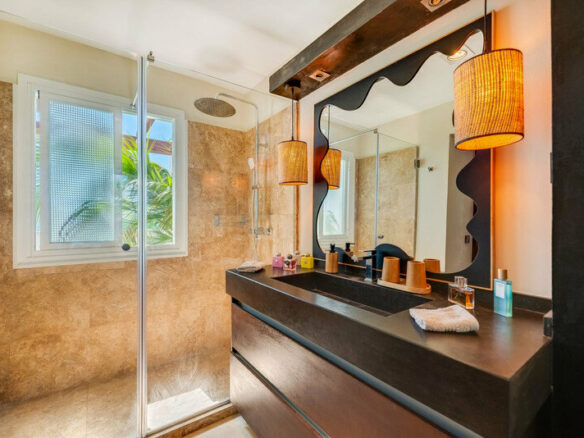 FOR SALE 🏡 Renovated Frontline Beach Townhouse with Private Garden and Jacuzzi – Las Chapas, Marbella East 🇪🇸