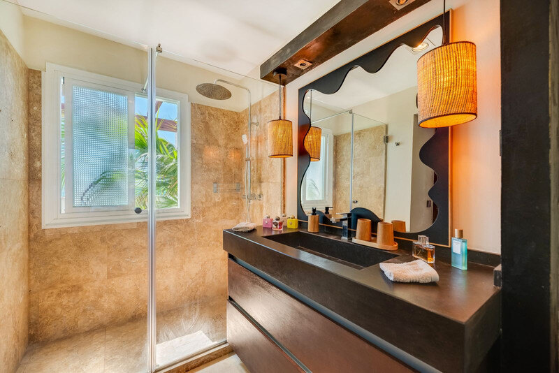 FOR SALE 🏡 Renovated Frontline Beach Townhouse with Private Garden and Jacuzzi – Las Chapas, Marbella East 🇪🇸