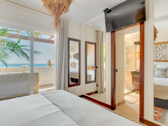 FOR SALE 🏡 Renovated Frontline Beach Townhouse with Private Garden and Jacuzzi – Las Chapas, Marbella East 🇪🇸
