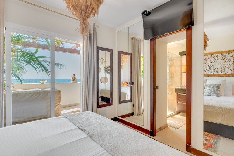 FOR SALE 🏡 Renovated Frontline Beach Townhouse with Private Garden and Jacuzzi – Las Chapas, Marbella East 🇪🇸