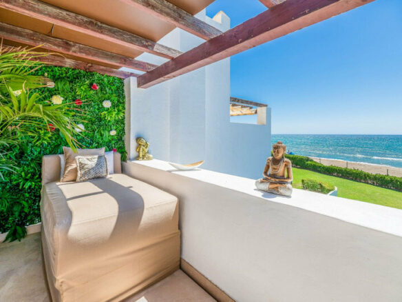FOR SALE 🏡 Renovated Frontline Beach Townhouse with Private Garden and Jacuzzi – Las Chapas, Marbella East 🇪🇸