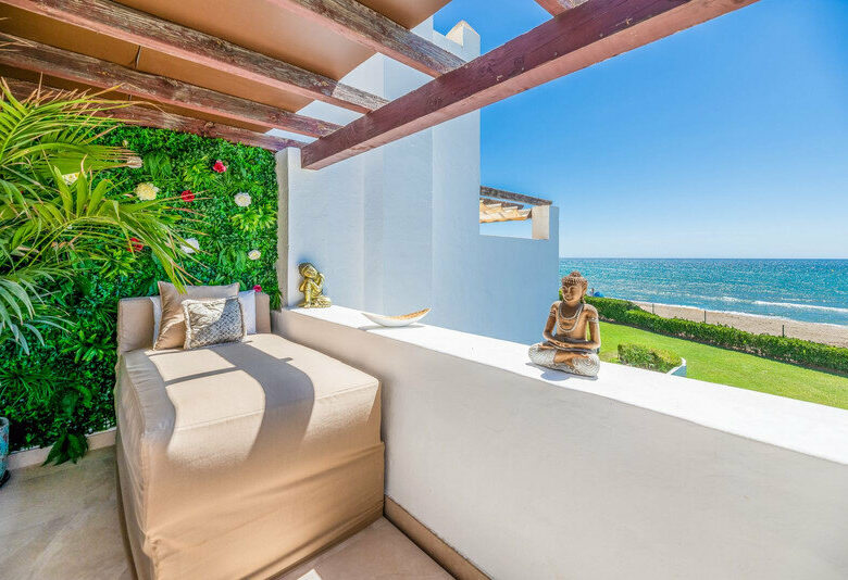 FOR SALE 🏡 Renovated Frontline Beach Townhouse with Private Garden and Jacuzzi – Las Chapas, Marbella East 🇪🇸
