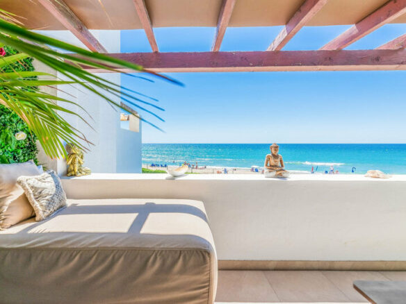 FOR SALE 🏡 Renovated Frontline Beach Townhouse with Private Garden and Jacuzzi – Las Chapas, Marbella East 🇪🇸