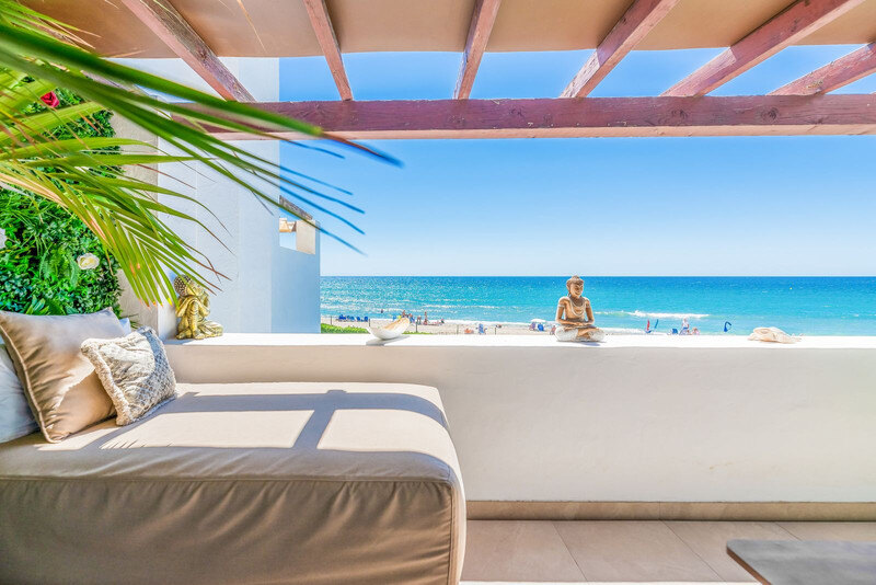 FOR SALE 🏡 Renovated Frontline Beach Townhouse with Private Garden and Jacuzzi – Las Chapas, Marbella East 🇪🇸