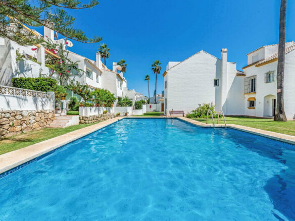 FOR SALE 🏡 Renovated Frontline Beach Townhouse with Private Garden and Jacuzzi – Las Chapas, Marbella East 🇪🇸