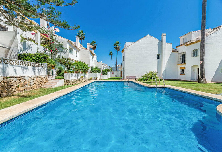 FOR SALE 🏡 Renovated Frontline Beach Townhouse with Private Garden and Jacuzzi – Las Chapas, Marbella East 🇪🇸