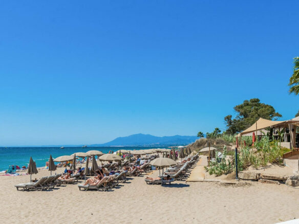 FOR SALE 🏡 Renovated Frontline Beach Townhouse with Private Garden and Jacuzzi – Las Chapas, Marbella East 🇪🇸