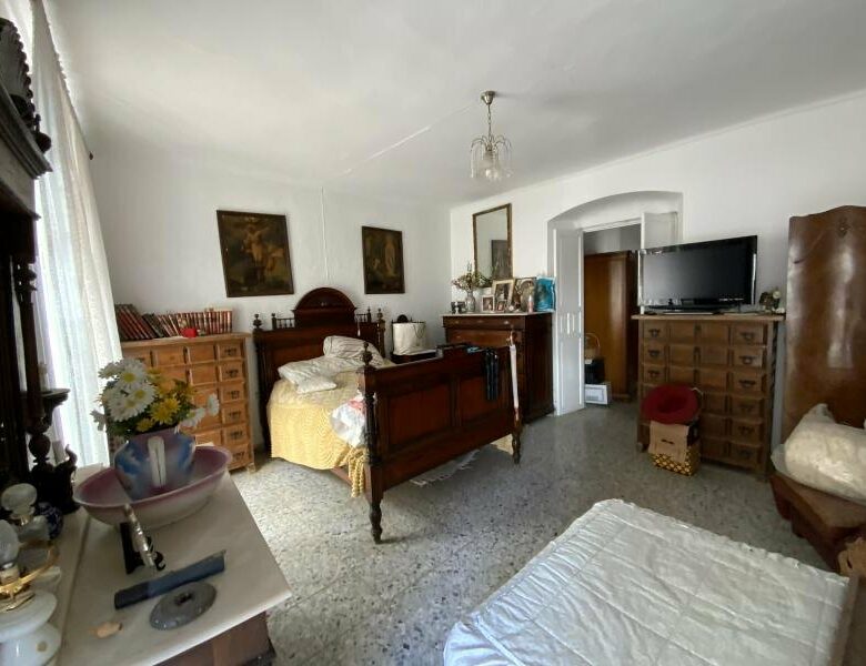 FOR SALE 🏡 Three-Storey Townhouse to Renovate Steps from the Sea – Old Town, Marbella 🇪🇸