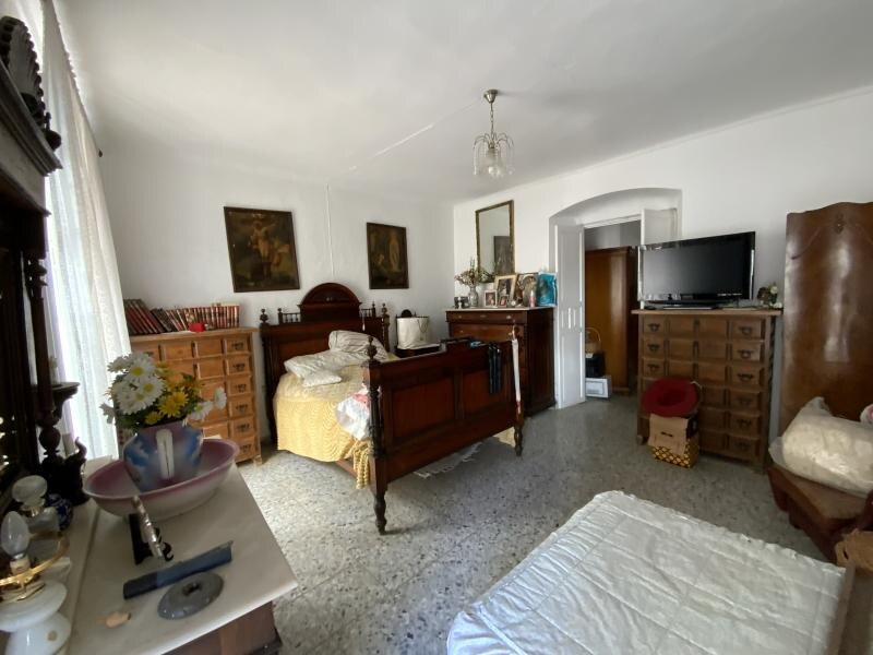 FOR SALE 🏡 Three-Storey Townhouse to Renovate Steps from the Sea – Old Town, Marbella 🇪🇸
