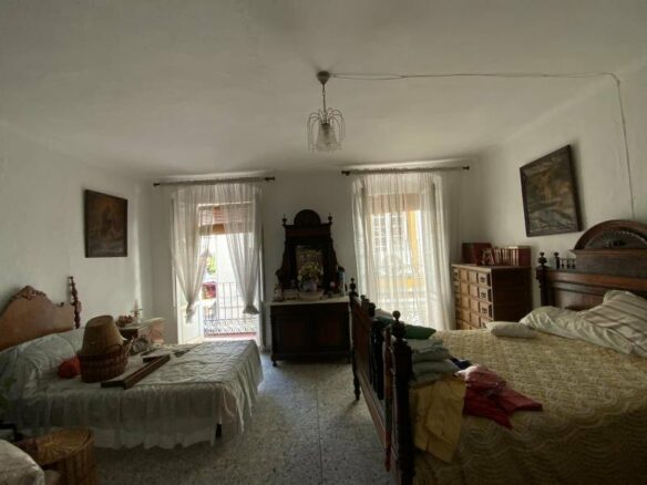 FOR SALE 🏡 Three-Storey Townhouse to Renovate Steps from the Sea – Old Town, Marbella 🇪🇸