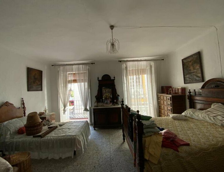 FOR SALE 🏡 Three-Storey Townhouse to Renovate Steps from the Sea – Old Town, Marbella 🇪🇸