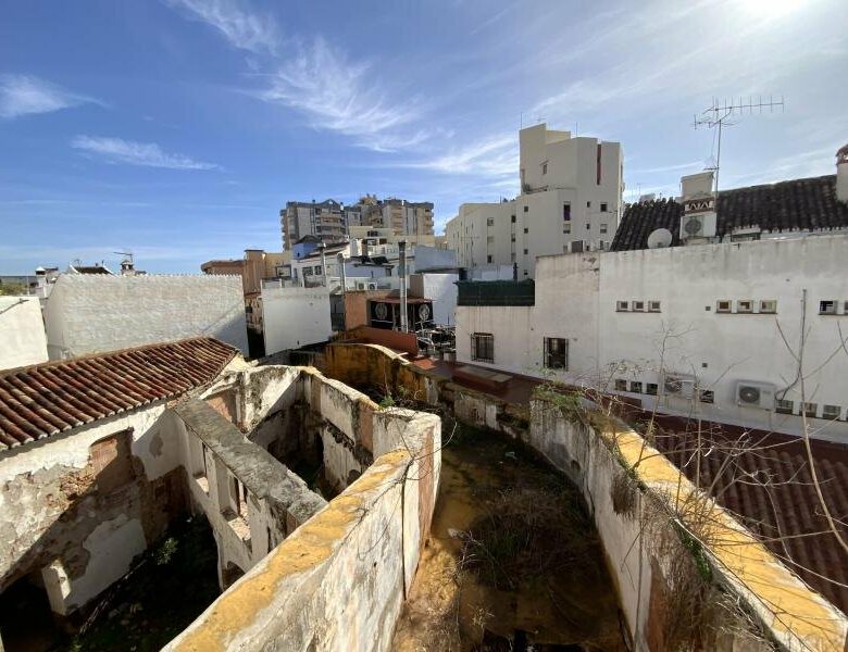 FOR SALE 🏡 Three-Storey Townhouse to Renovate Steps from the Sea – Old Town, Marbella 🇪🇸