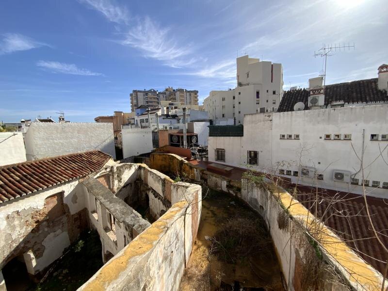 FOR SALE 🏡 Three-Storey Townhouse to Renovate Steps from the Sea – Old Town, Marbella 🇪🇸