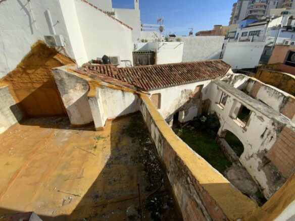 FOR SALE 🏡 Three-Storey Townhouse to Renovate Steps from the Sea – Old Town, Marbella 🇪🇸