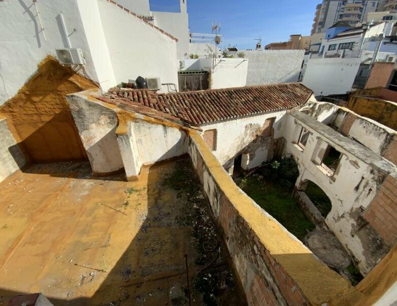 FOR SALE 🏡 Three-Storey Townhouse to Renovate Steps from the Sea – Old Town, Marbella 🇪🇸