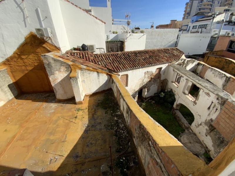 FOR SALE 🏡 Three-Storey Townhouse to Renovate Steps from the Sea – Old Town, Marbella 🇪🇸