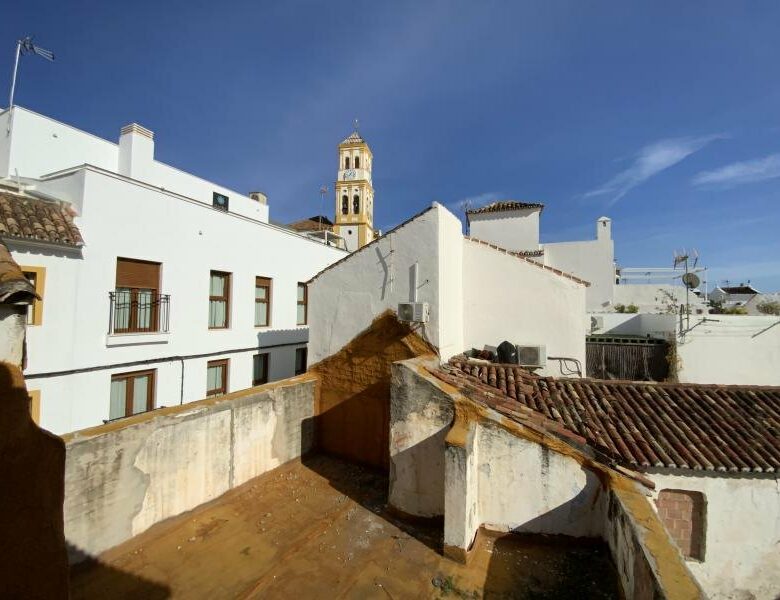 FOR SALE 🏡 Three-Storey Townhouse to Renovate Steps from the Sea – Old Town, Marbella 🇪🇸