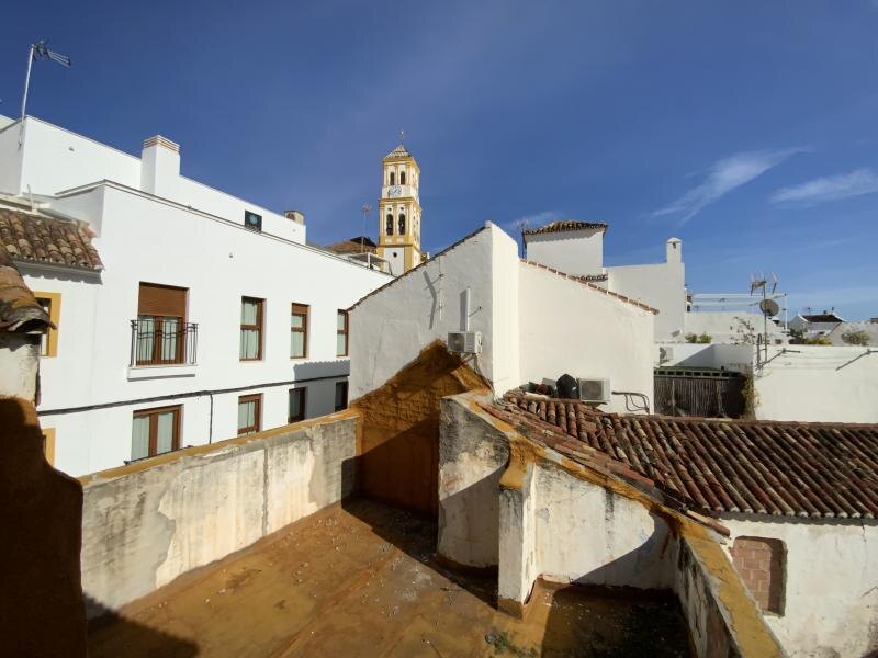 FOR SALE 🏡 Three-Storey Townhouse to Renovate Steps from the Sea – Old Town, Marbella 🇪🇸