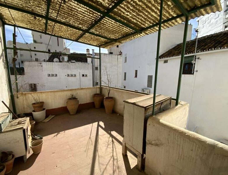 FOR SALE 🏡 Three-Storey Townhouse to Renovate Steps from the Sea – Old Town, Marbella 🇪🇸
