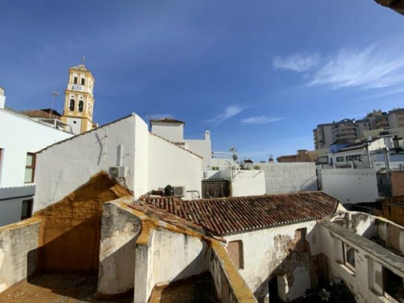 FOR SALE 🏡 Three-Storey Townhouse to Renovate Steps from the Sea – Old Town, Marbella 🇪🇸