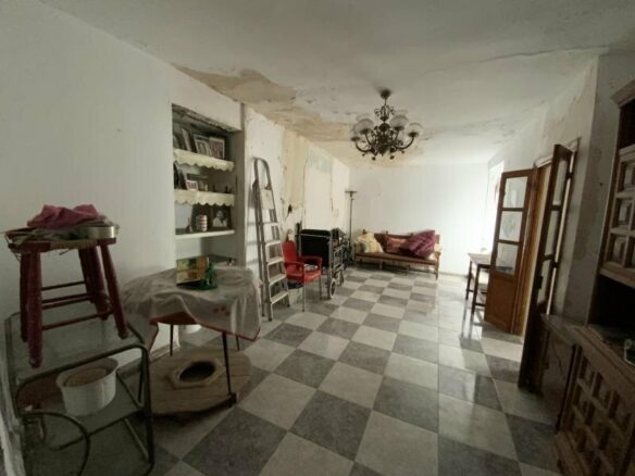 FOR SALE 🏡 Three-Storey Townhouse to Renovate Steps from the Sea – Old Town, Marbella 🇪🇸