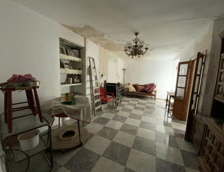 FOR SALE 🏡 Three-Storey Townhouse to Renovate Steps from the Sea – Old Town, Marbella 🇪🇸