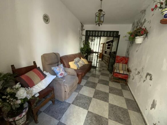 FOR SALE 🏡 Three-Storey Townhouse to Renovate Steps from the Sea – Old Town, Marbella 🇪🇸