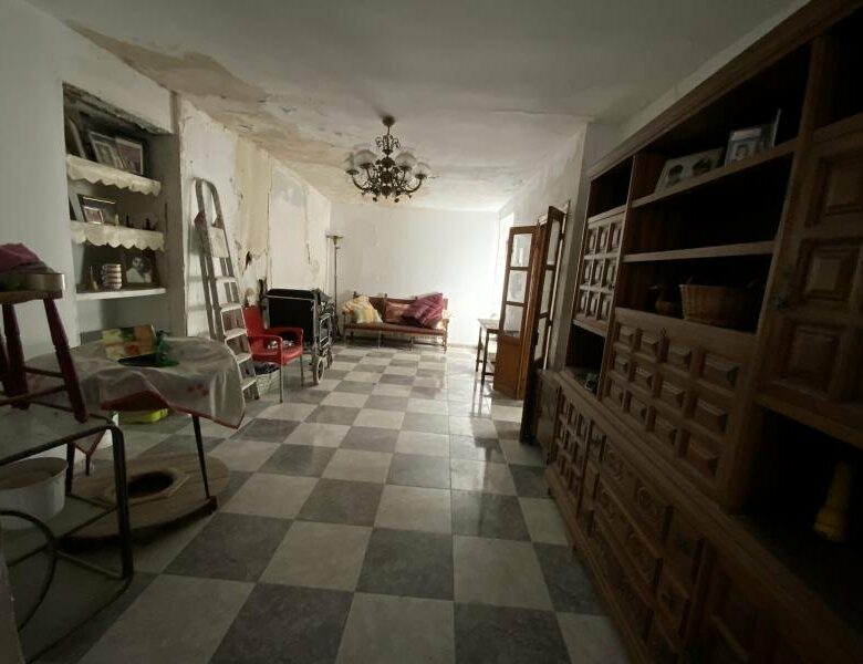 FOR SALE 🏡 Three-Storey Townhouse to Renovate Steps from the Sea – Old Town, Marbella 🇪🇸