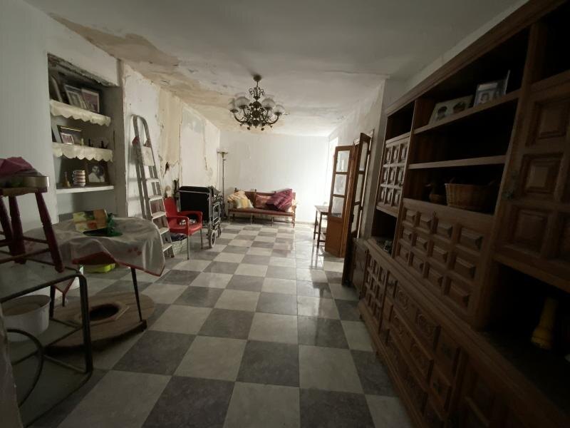 FOR SALE 🏡 Three-Storey Townhouse to Renovate Steps from the Sea – Old Town, Marbella 🇪🇸
