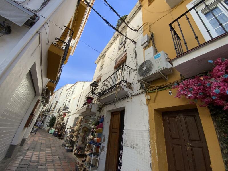FOR SALE 🏡 Three-Storey Townhouse to Renovate Steps from the Sea – Old Town, Marbella 🇪🇸