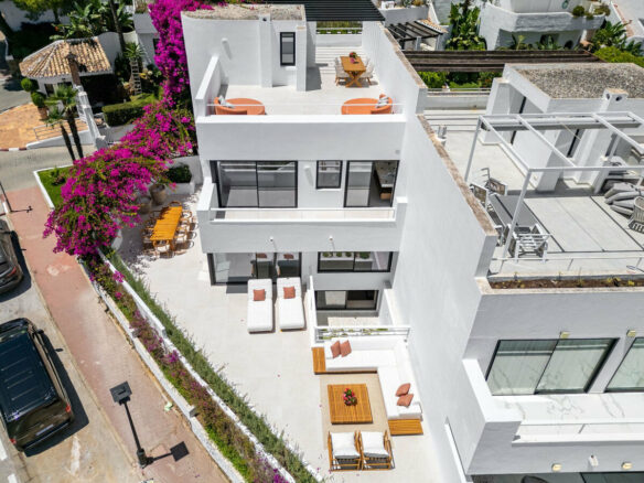 FOR SALE 🏡 Renovated Four-Bedroom Townhouse with Roof Terraces and Sea Views – Golden Mile, Marbella 🇪🇸