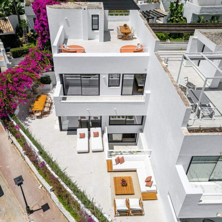 FOR SALE 🏡 Renovated Four-Bedroom Townhouse with Roof Terraces and Sea Views – Golden Mile, Marbella 🇪🇸