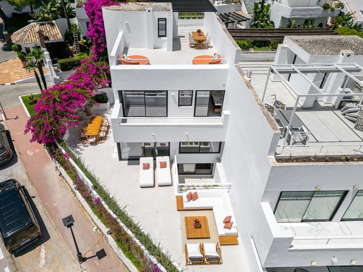FOR SALE 🏡 Renovated Four-Bedroom Townhouse with Roof Terraces and Sea Views – Golden Mile, Marbella 🇪🇸