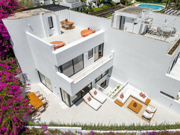 FOR SALE 🏡 Renovated Four-Bedroom Townhouse with Roof Terraces and Sea Views – Golden Mile, Marbella 🇪🇸
