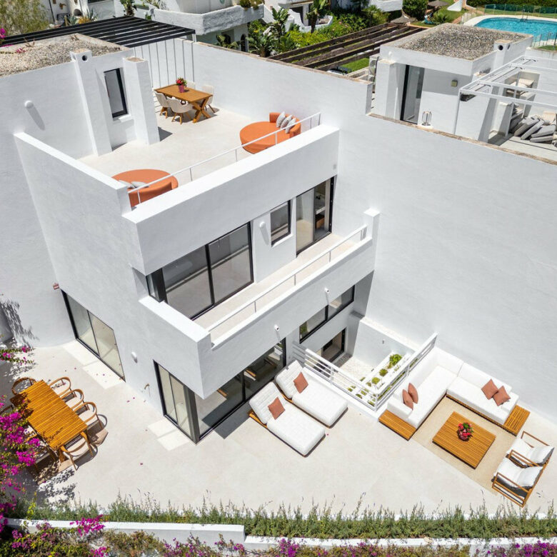 FOR SALE 🏡 Renovated Four-Bedroom Townhouse with Roof Terraces and Sea Views – Golden Mile, Marbella 🇪🇸