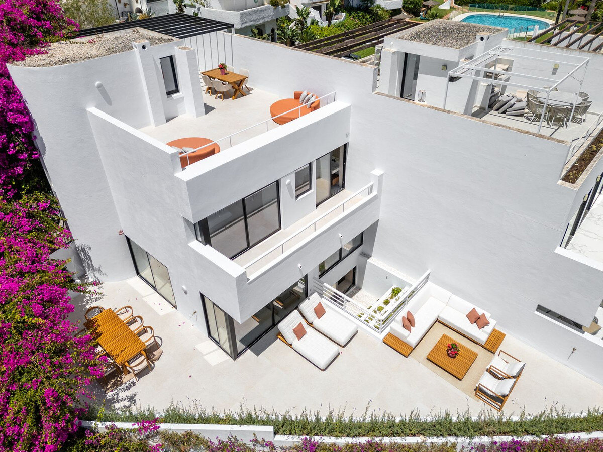 FOR SALE 🏡 Renovated Four-Bedroom Townhouse with Roof Terraces and Sea Views – Golden Mile, Marbella 🇪🇸