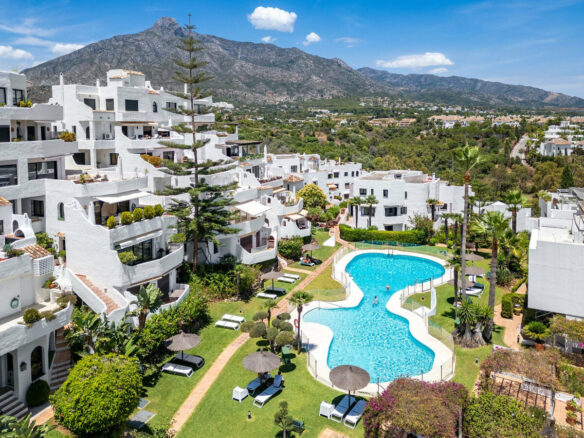 FOR SALE 🏡 Renovated Four-Bedroom Townhouse with Roof Terraces and Sea Views – Golden Mile, Marbella 🇪🇸