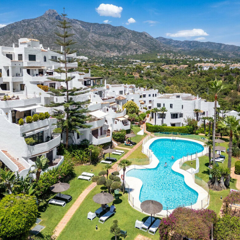 FOR SALE 🏡 Renovated Four-Bedroom Townhouse with Roof Terraces and Sea Views – Golden Mile, Marbella 🇪🇸