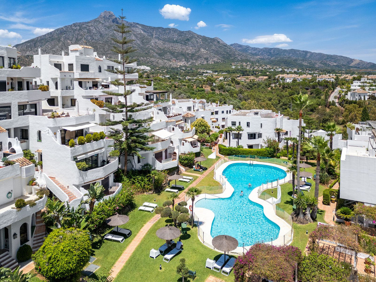 FOR SALE 🏡 Renovated Four-Bedroom Townhouse with Roof Terraces and Sea Views – Golden Mile, Marbella 🇪🇸