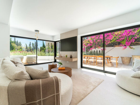 FOR SALE 🏡 Renovated Four-Bedroom Townhouse with Roof Terraces and Sea Views – Golden Mile, Marbella 🇪🇸