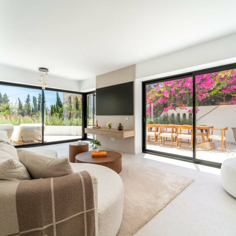 FOR SALE 🏡 Renovated Four-Bedroom Townhouse with Roof Terraces and Sea Views – Golden Mile, Marbella 🇪🇸