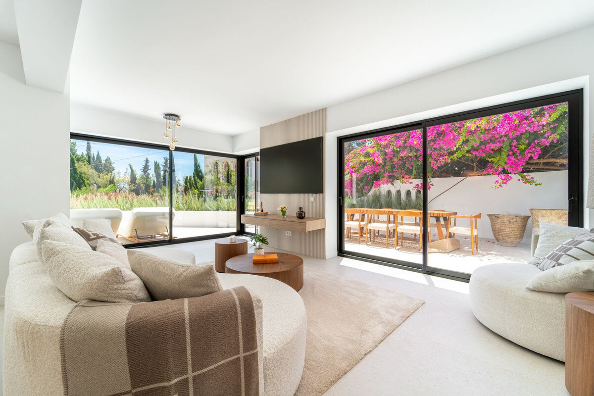 FOR SALE 🏡 Renovated Four-Bedroom Townhouse with Roof Terraces and Sea Views – Golden Mile, Marbella 🇪🇸