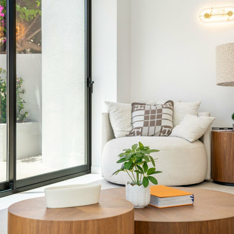 FOR SALE 🏡 Renovated Four-Bedroom Townhouse with Roof Terraces and Sea Views – Golden Mile, Marbella 🇪🇸