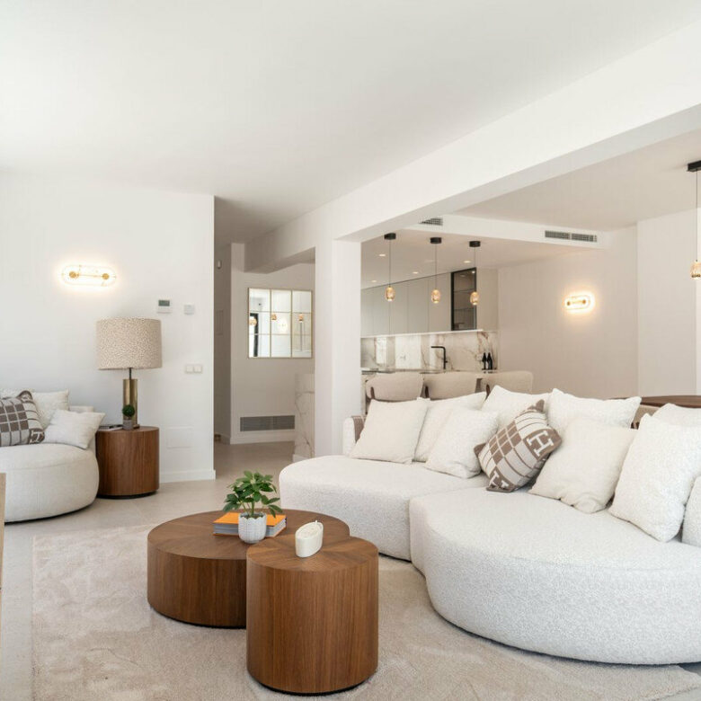 FOR SALE 🏡 Renovated Four-Bedroom Townhouse with Roof Terraces and Sea Views – Golden Mile, Marbella 🇪🇸