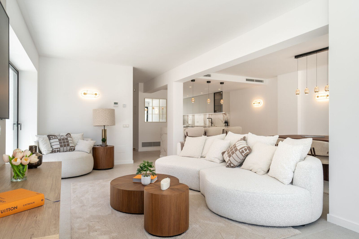 FOR SALE 🏡 Renovated Four-Bedroom Townhouse with Roof Terraces and Sea Views – Golden Mile, Marbella 🇪🇸