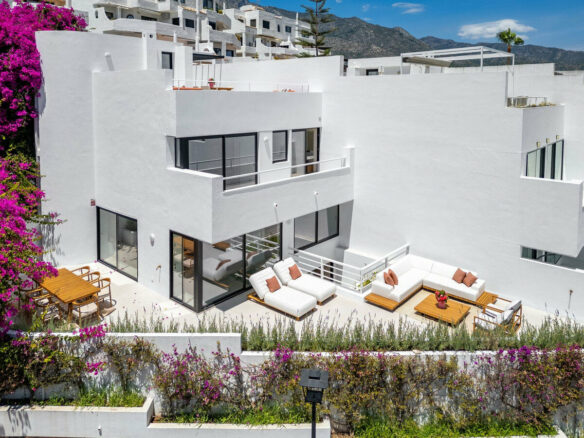 FOR SALE 🏡 Renovated Four-Bedroom Townhouse with Roof Terraces and Sea Views – Golden Mile, Marbella 🇪🇸