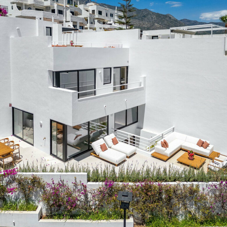 FOR SALE 🏡 Renovated Four-Bedroom Townhouse with Roof Terraces and Sea Views – Golden Mile, Marbella 🇪🇸