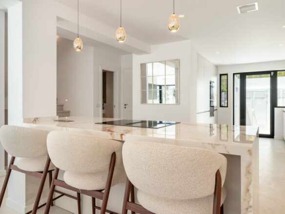 FOR SALE 🏡 Renovated Four-Bedroom Townhouse with Roof Terraces and Sea Views – Golden Mile, Marbella 🇪🇸