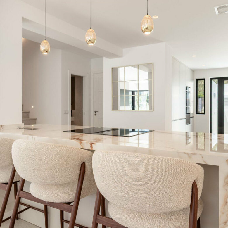 FOR SALE 🏡 Renovated Four-Bedroom Townhouse with Roof Terraces and Sea Views – Golden Mile, Marbella 🇪🇸